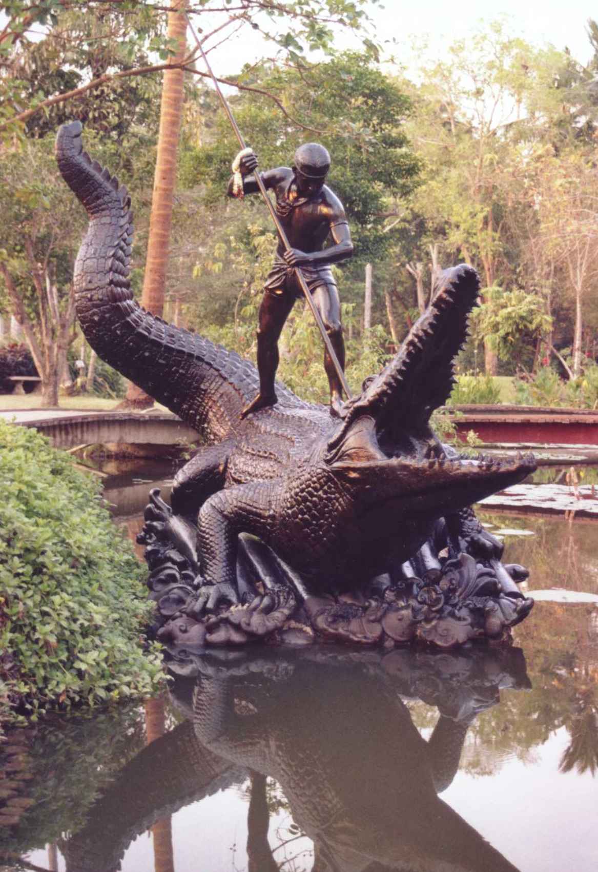 Amphawa — Amphawa Rama II park crocodile statue