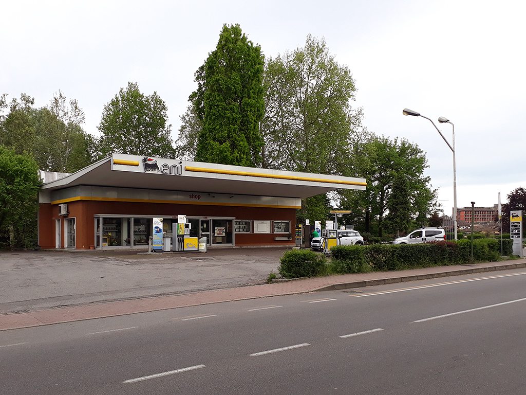 Crema — Lodi - piazza Crema - distributore di benzina