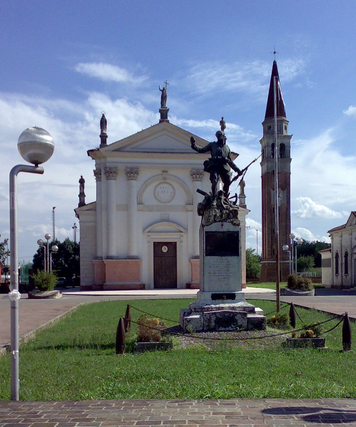 Ramon — Chiesa di San Pancrazio e monumento ai caduti (Ramon, Loria)