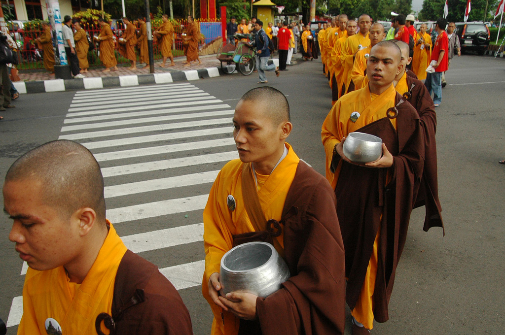 Magelang — Monks doing Pindapatta before Vessak Day 2010 in Magelang, Central Java, Indonesia