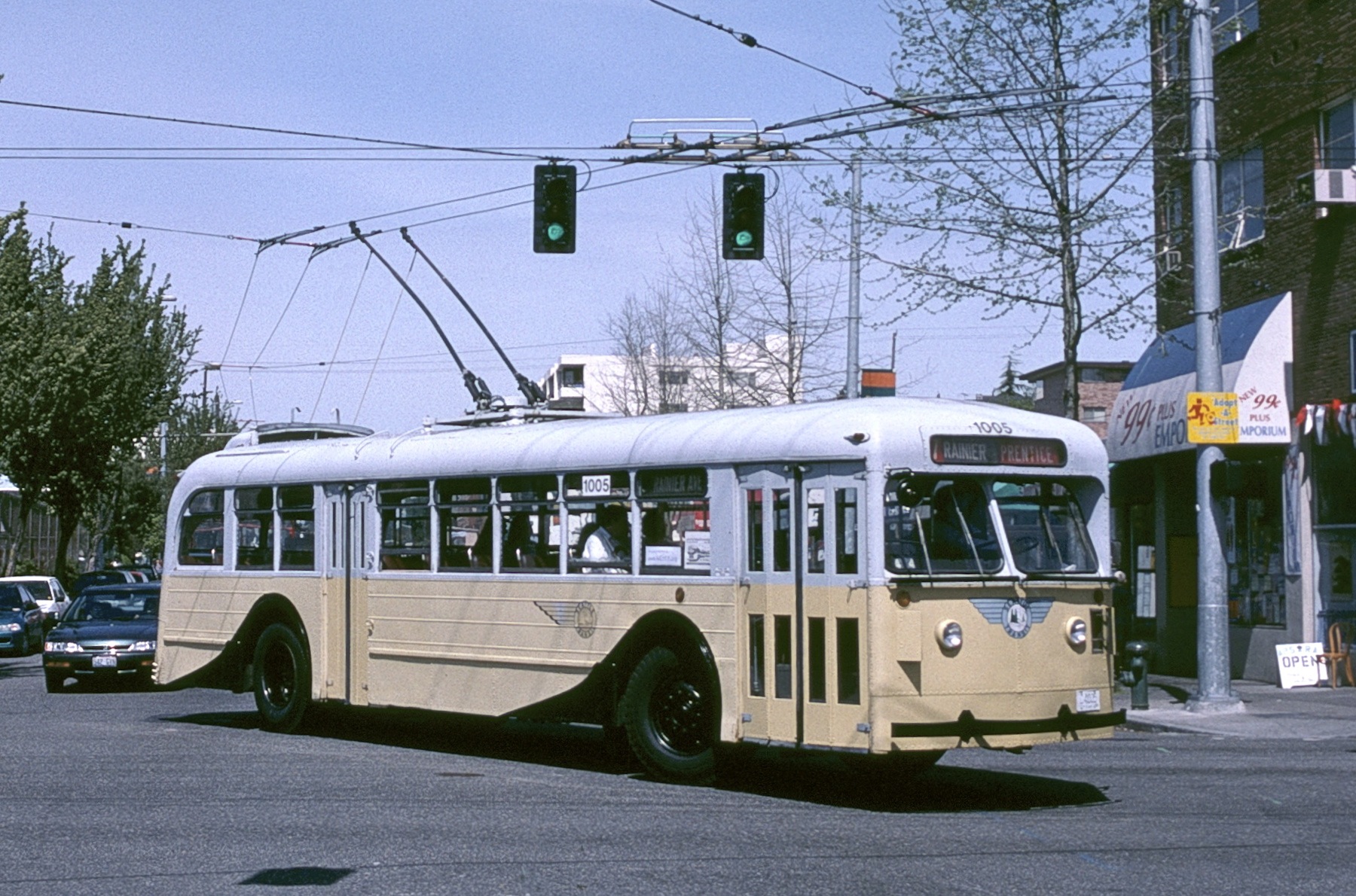 Pullman — Seattle 1944 Pullman trolleybus 1005 in 2000