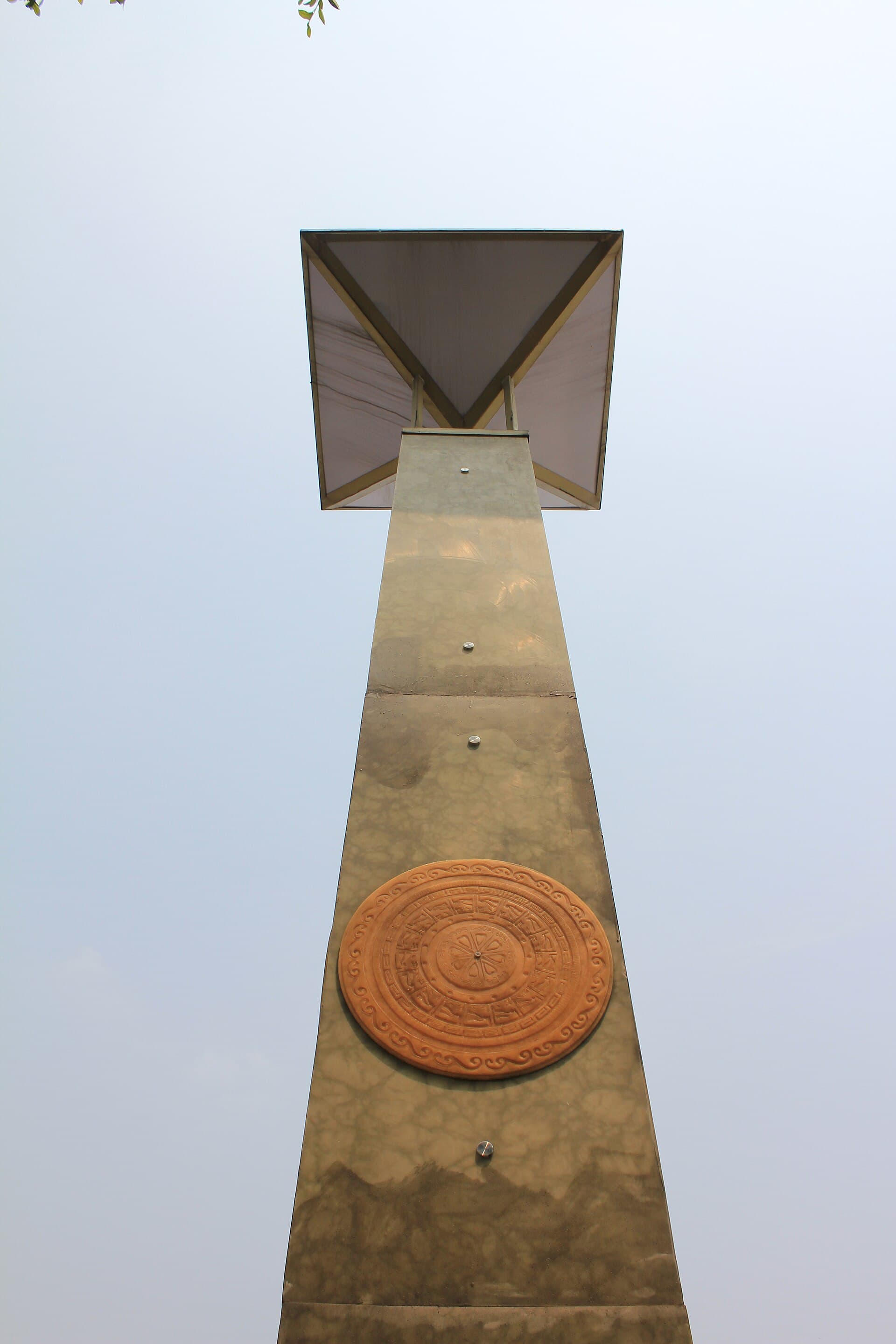 Liuzhou — 柳州市政府广场前铜鼓灯 Bronze Drum Lamp at Liuzhou Government Square