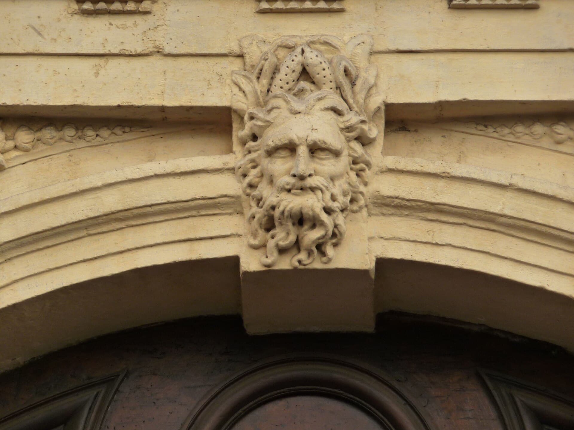 Castries — Hôtel de Castries (Montpeller) - Detall arc porta