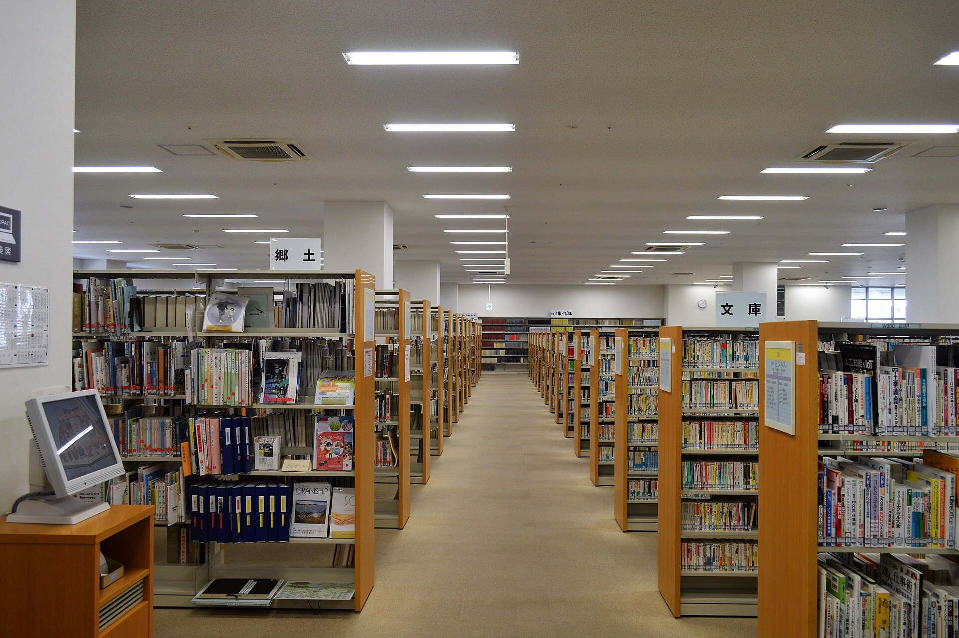 Fujieda — Fujieda City Ekinan Library bookshelves ac (5)