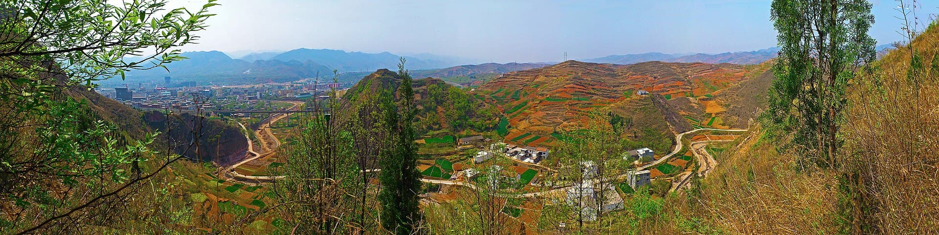 Danfeng County — 20120411陕西商洛市丹凤县凤冠山北麓西望绵延秦岭 - panoramio