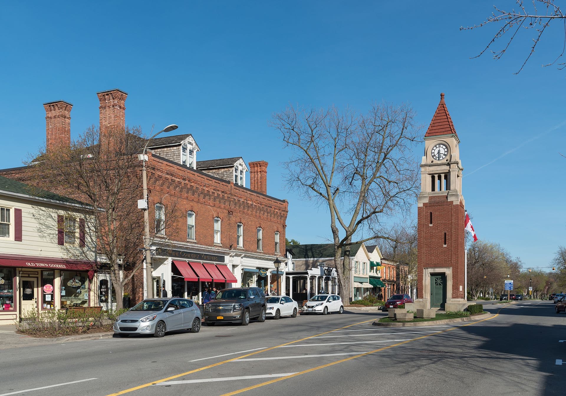 Niagara-on-the-Lake — Queen St and Clock Tower, Niagara-on-the-Lake 20170418 1