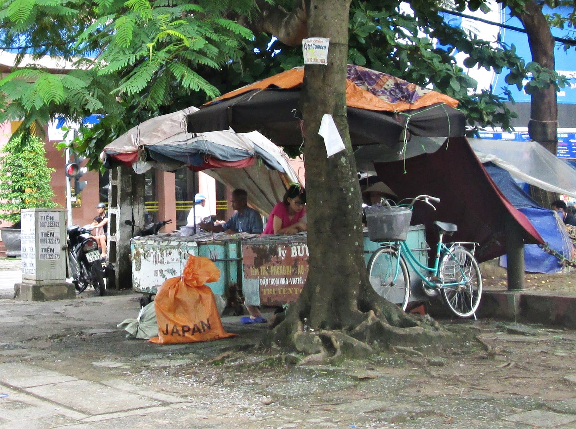 Nam Dinh — Vài sạp báo gần Bưu điện tỉnh Nam Định (Newspaper kiosks near Nam Dinh Post Office, Vietnam)