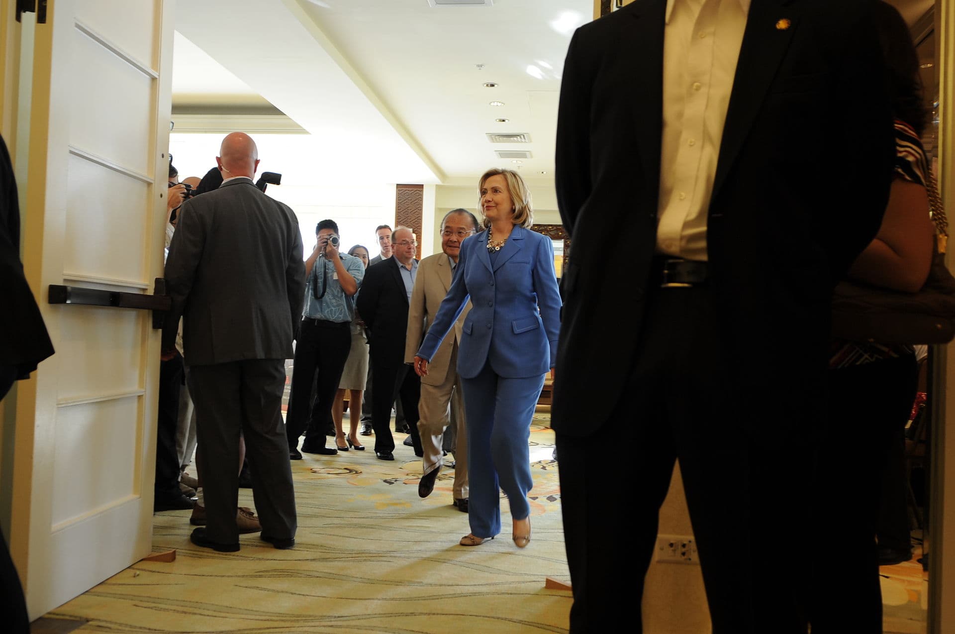 Kahala — Secretary of State Hillary Rodham Clinton and Hawaii Senator Dan Inouye enter the ballroom of the Kahala Resort and Hotel in Honolulu, Hawaii 101028-F-LX971-004